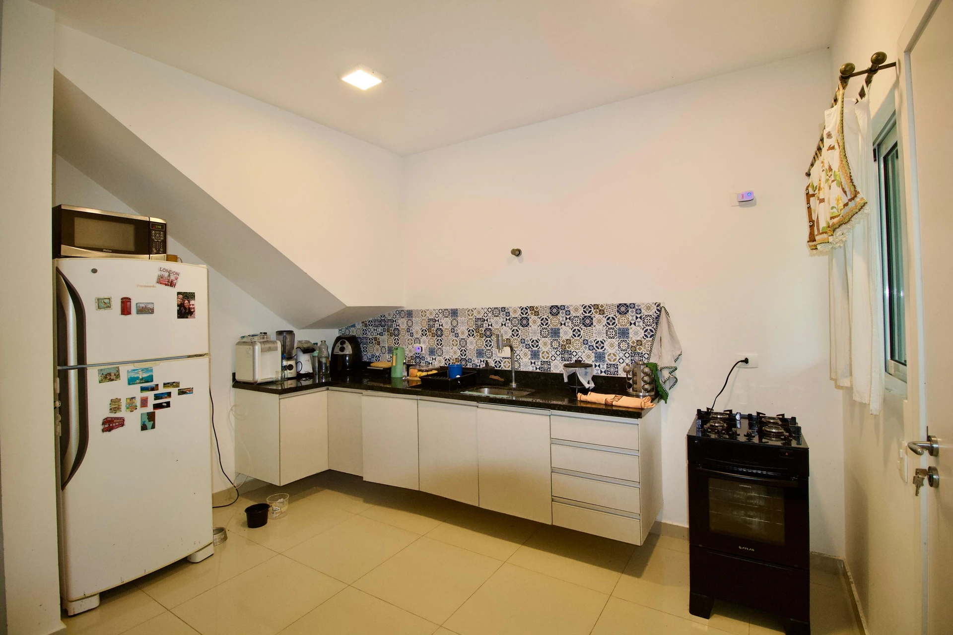 Casa mobiliada, 170 m², com janelas do piso ao teto