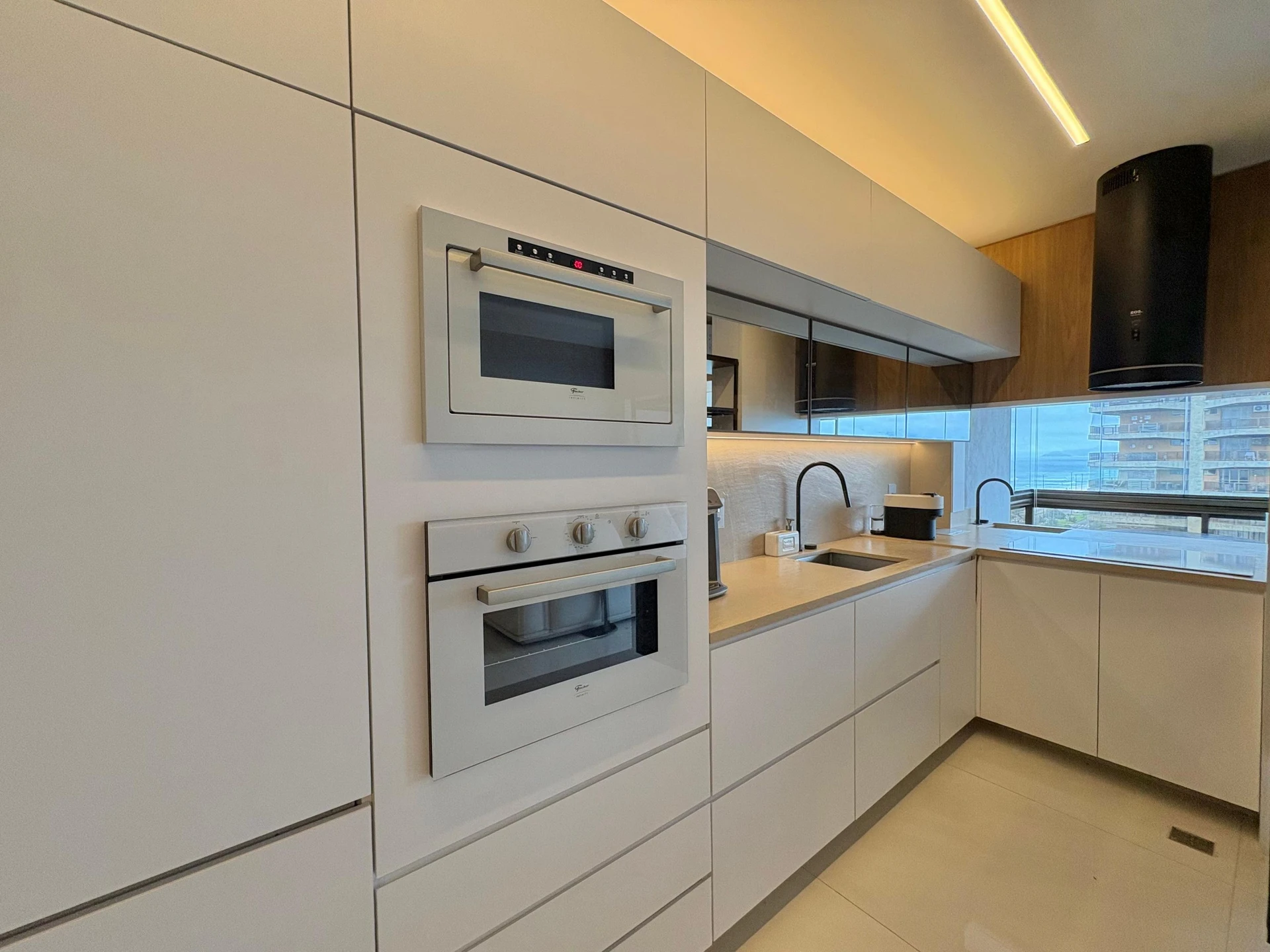 Furnished apartment, 75 m², with floor-to-ceiling windows — photo 11