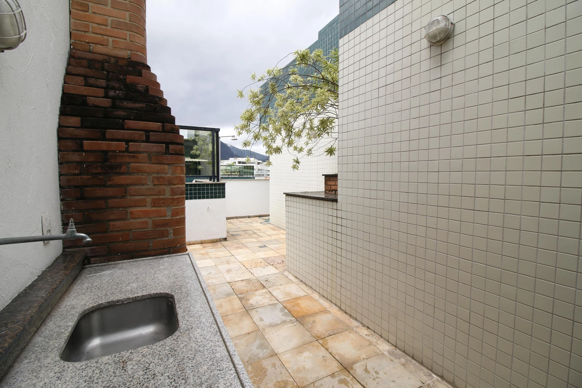 Balcony with a grill in a 4-bedroom apartment, 172 m² — photo 19