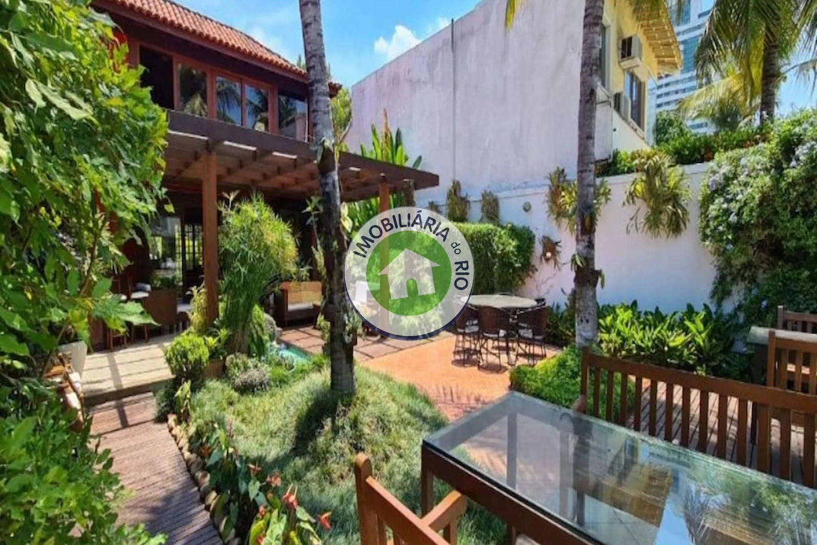 House with a balcony, 5 bedrooms and 5 bathrooms — photo 11