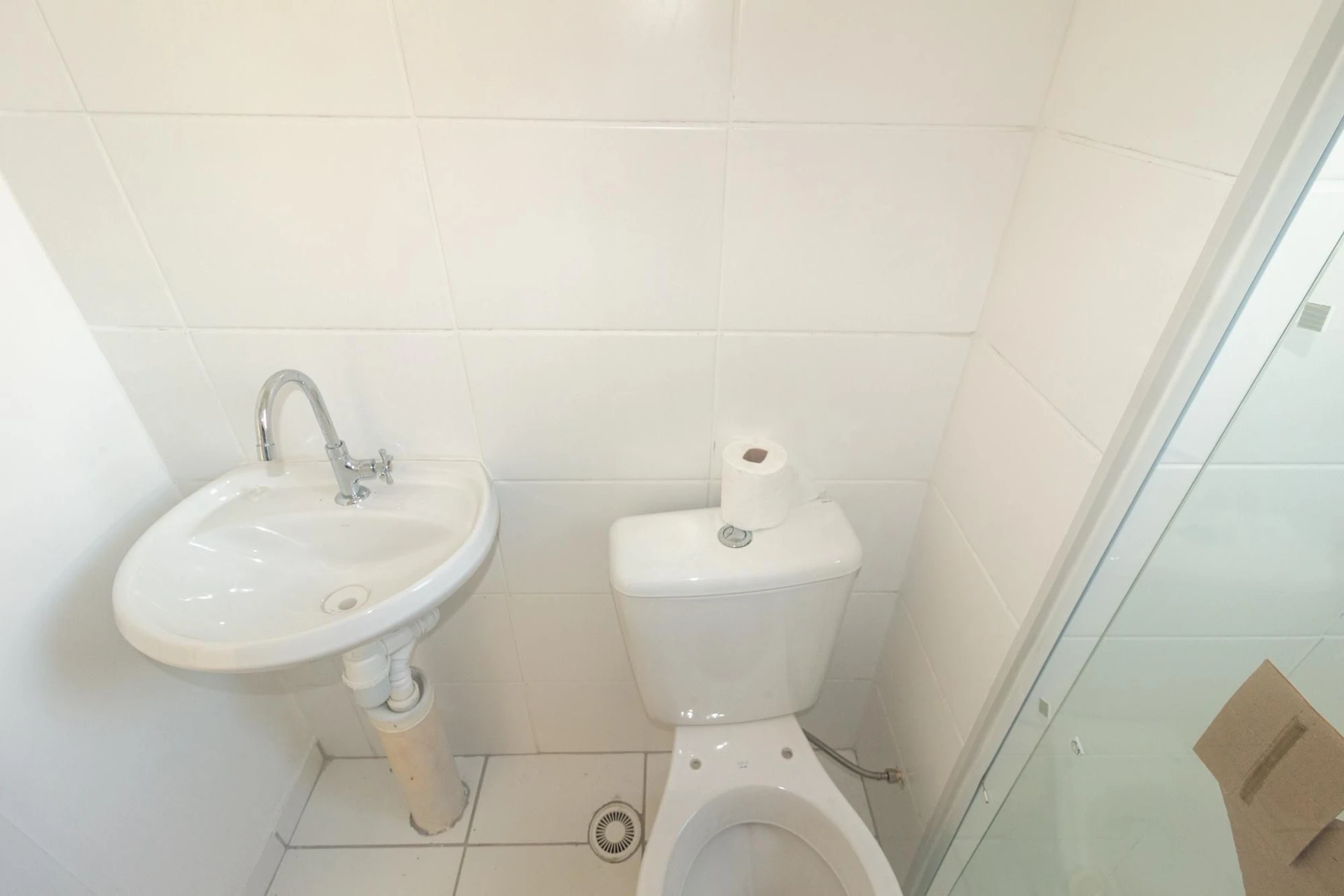 Apartamento com 2 quartos e box de vidro no banheiro — photo 34