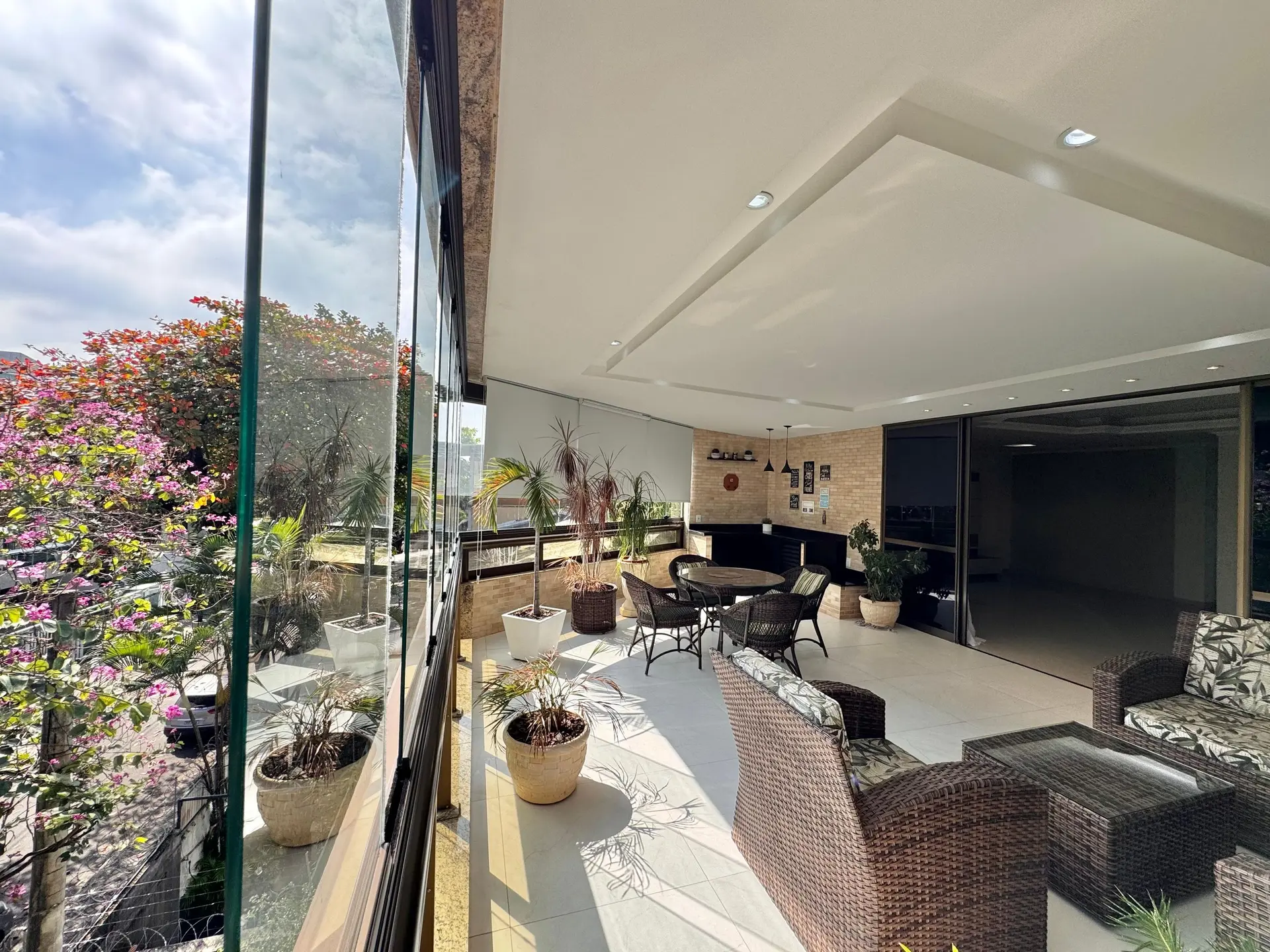 Unfurnished 3-bedroom apartment with a glassed balcony — photo 35