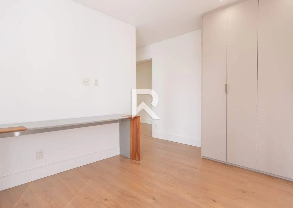 255 m² apartment with a bathtub and a walk-in closet — photo 23