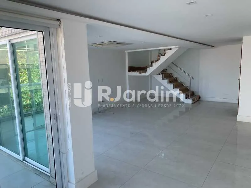 Unfurnished 3-bedroom apartment with open-plan kitchen — photo 6