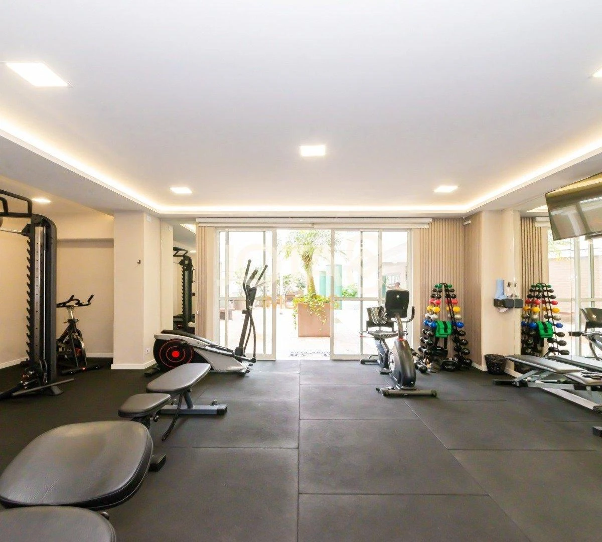 2-bedroom apartment in a building with a gym — photo 10