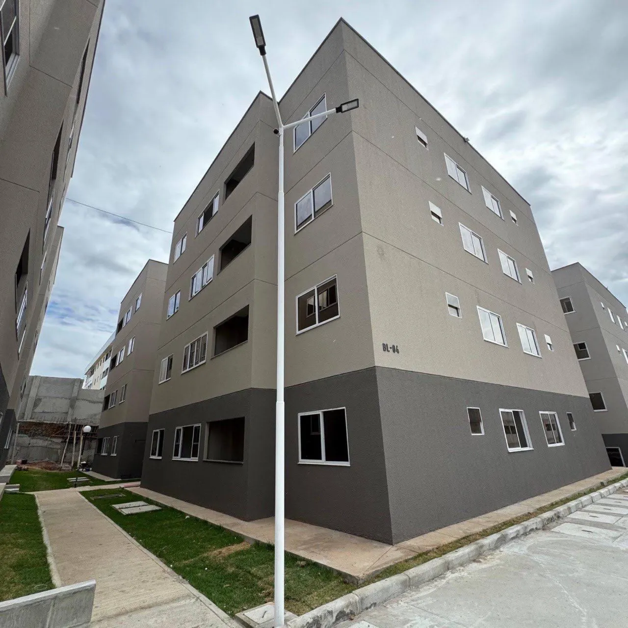 Apartamento com 2 quartos e banheiro com box de vidro — photo 16