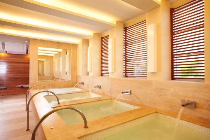 Glass-enclosed balcony in a 2-bedroom apartment, 78 m² — photo 11