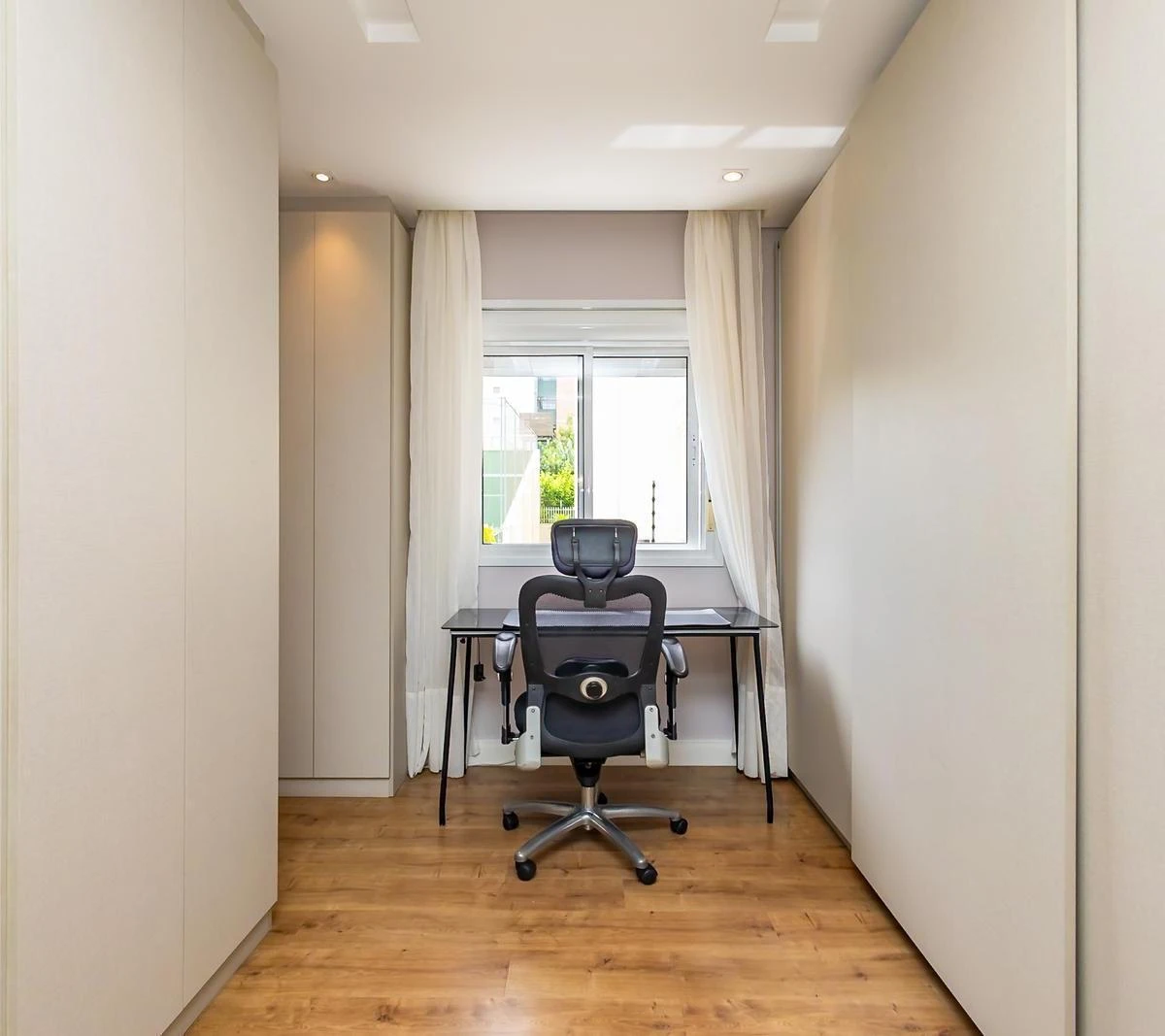Home office in a 2-bedroom apartment, 95 m² — photo 12