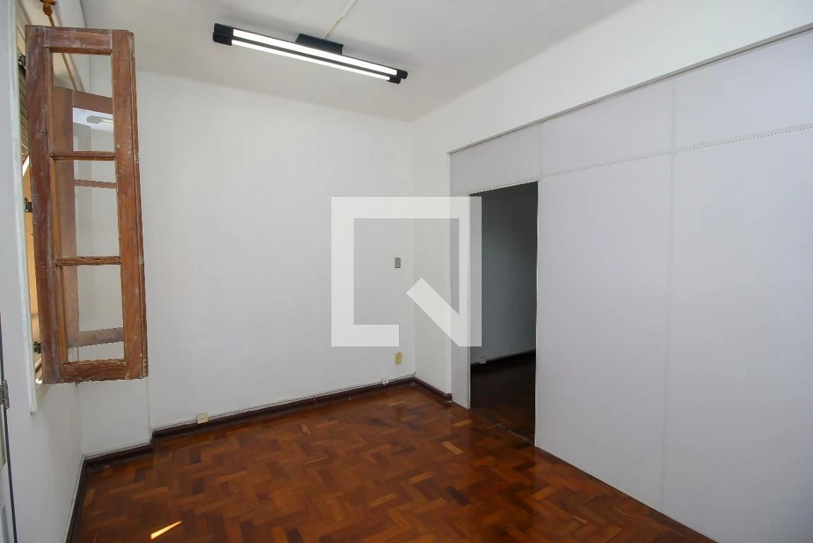Studio com piso de madeira ou laminado, Saúde — photo 9