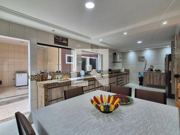 Furnished house, 400 m², with a glass-enclosed balcony