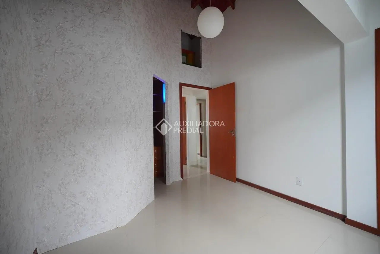 Walk-in closet in a 3-bedroom house, 140 m² — photo 22