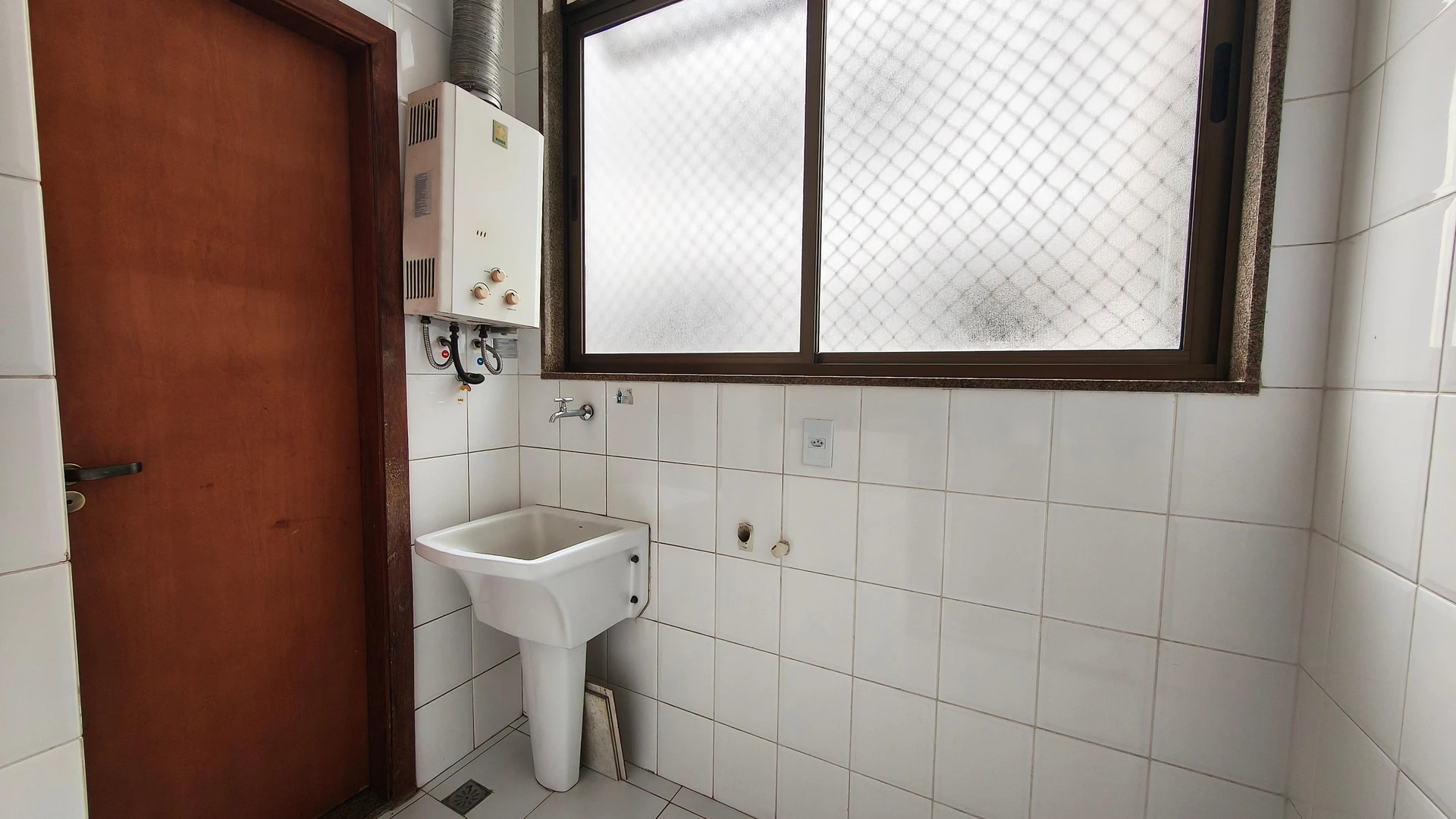 3-bedroom apartment in a building with a pool — photo 5