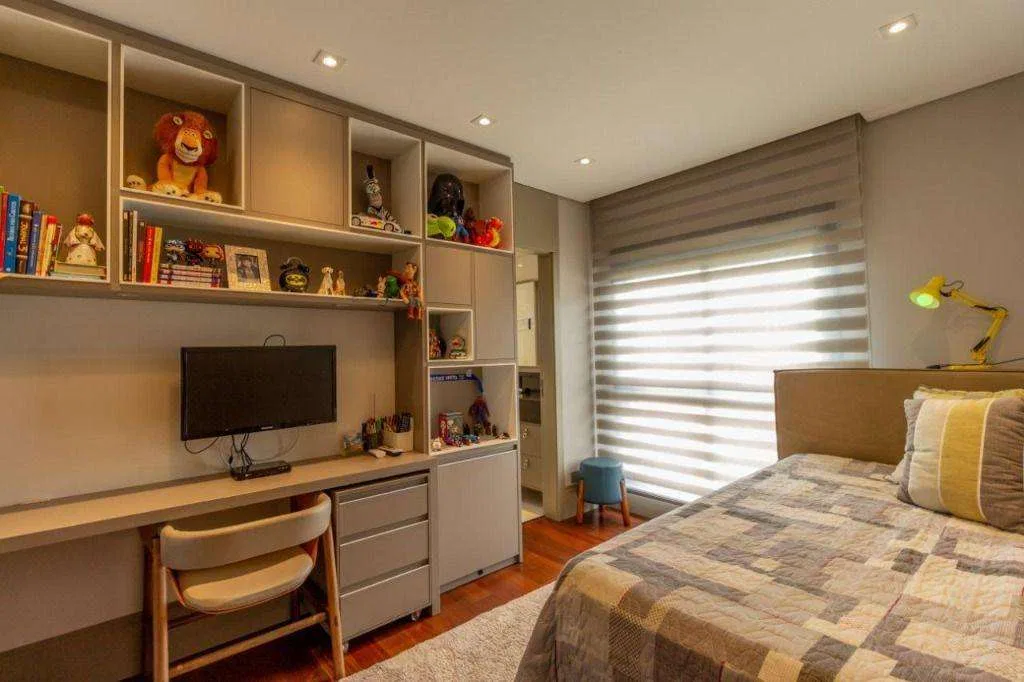 Home office in a 4-bedroom apartment, 181 m² — photo 9