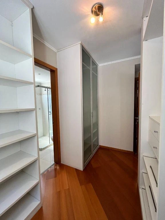 Bathtub in a 3-bedroom apartment, 145 m² — photo 34