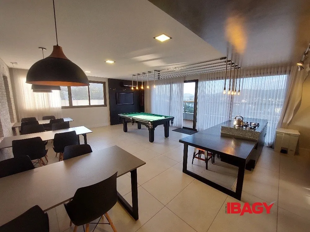 1-bedroom loft with a modern open-plan kitchen — photo 34