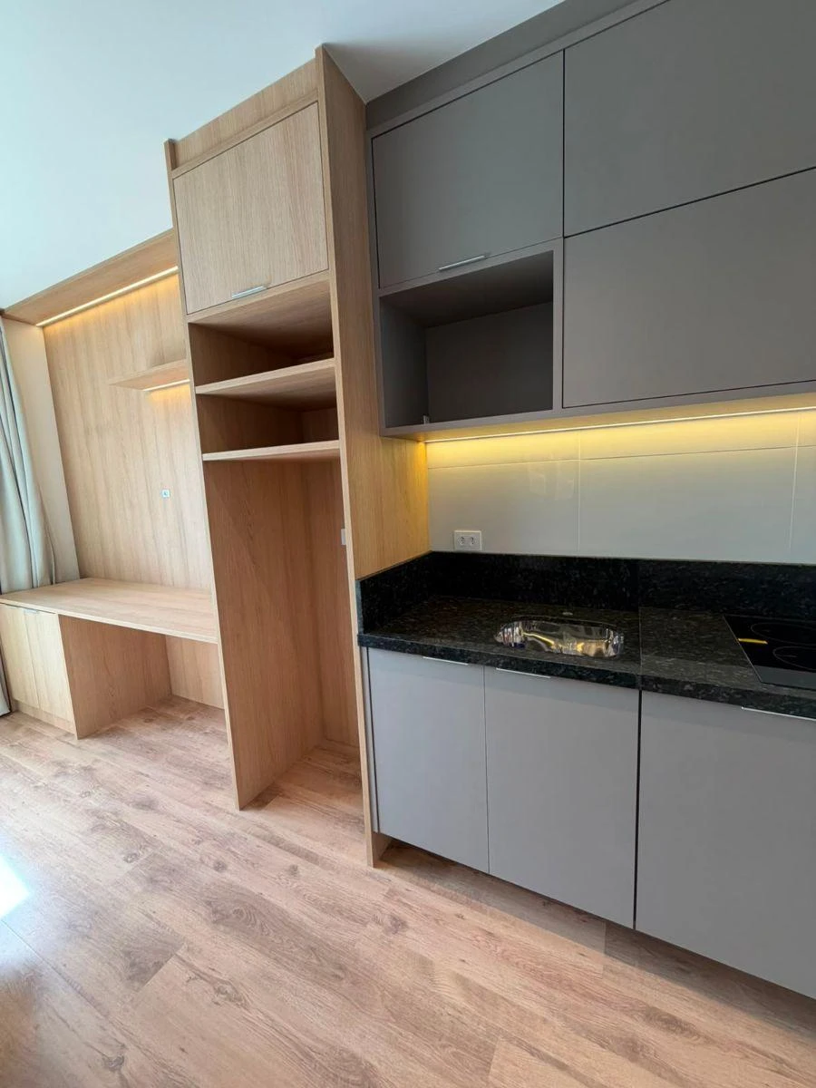 One-bedroom apartment in a building with a gym — photo 11