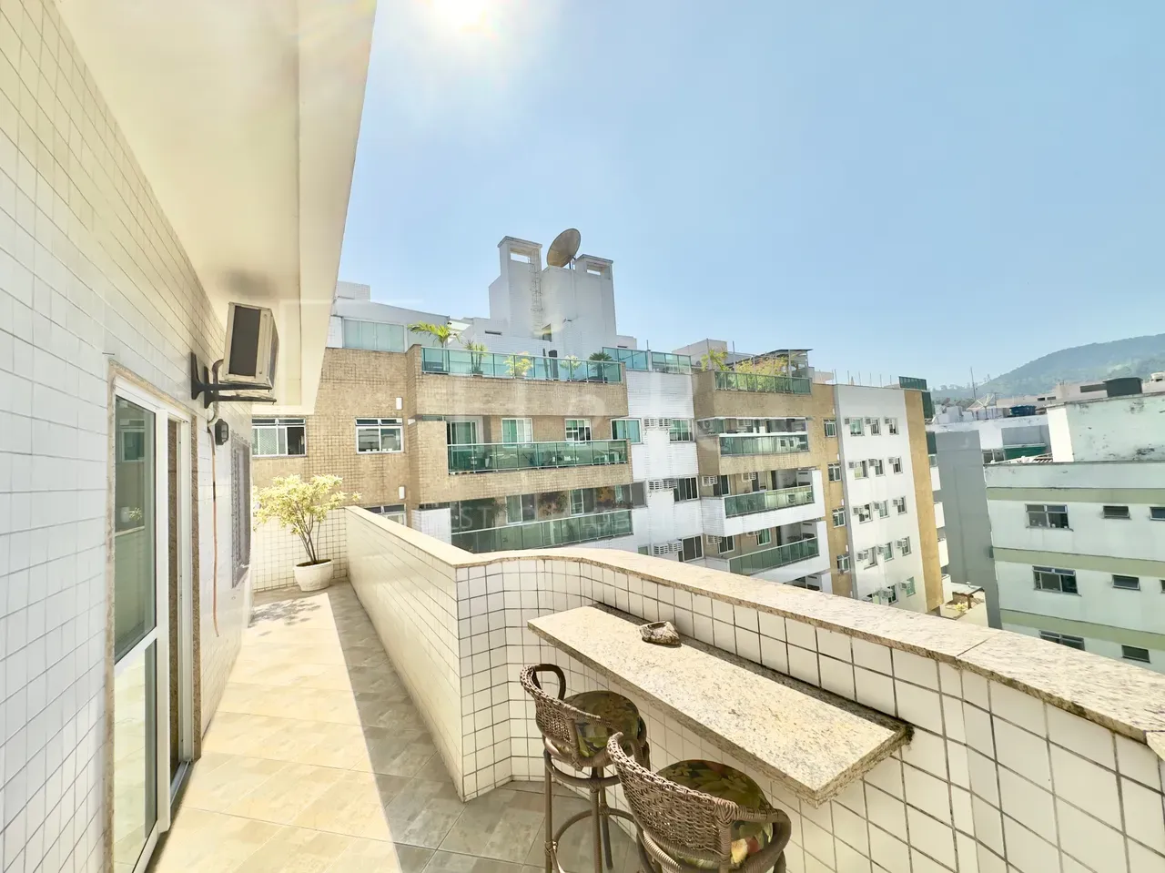 Furnished 3-bedroom apartment with balcony — photo 33