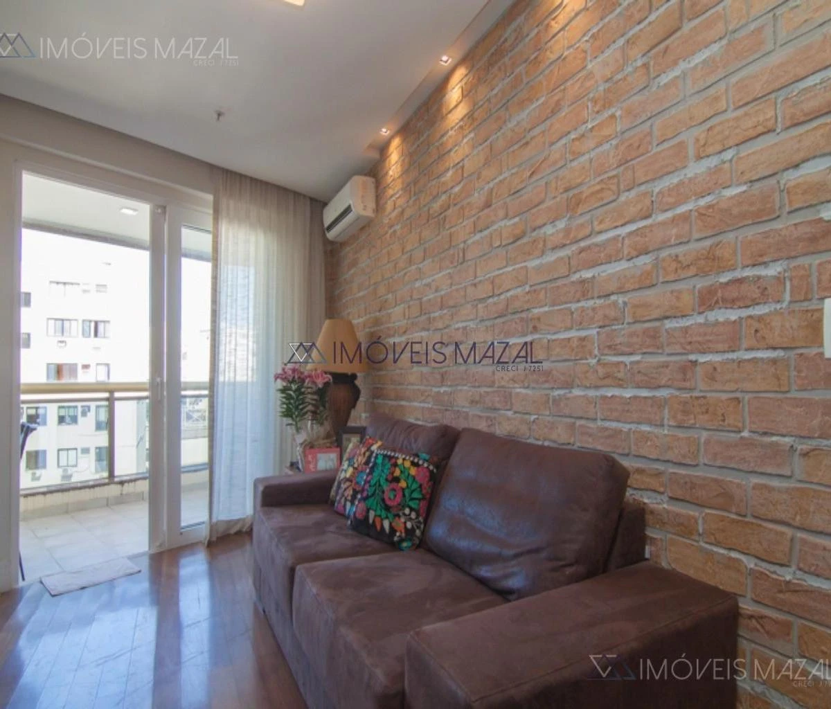 Glass-enclosed balcony in a one-bedroom apartment, 102 m² — photo 40
