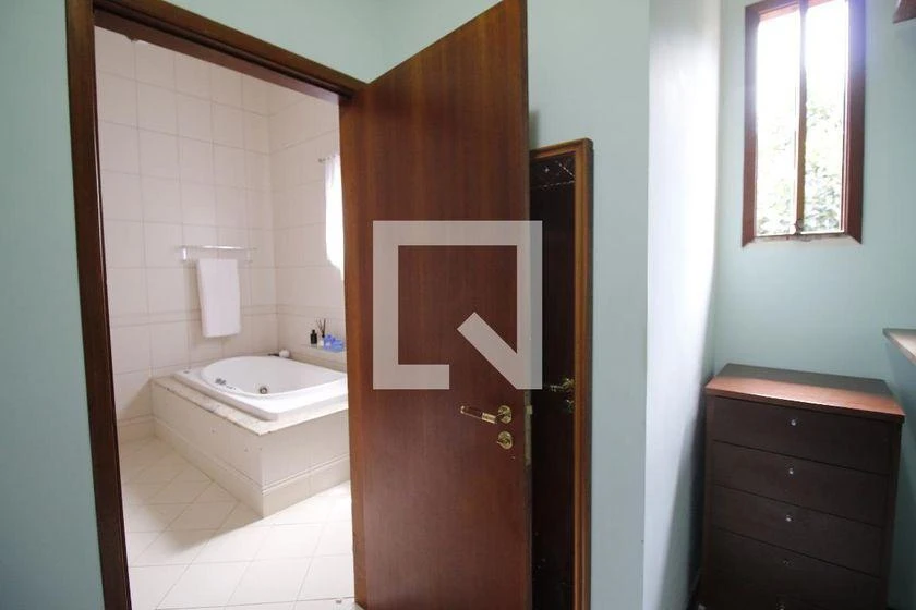 Casa de 700 m² con bañera y vestidor — photo 34