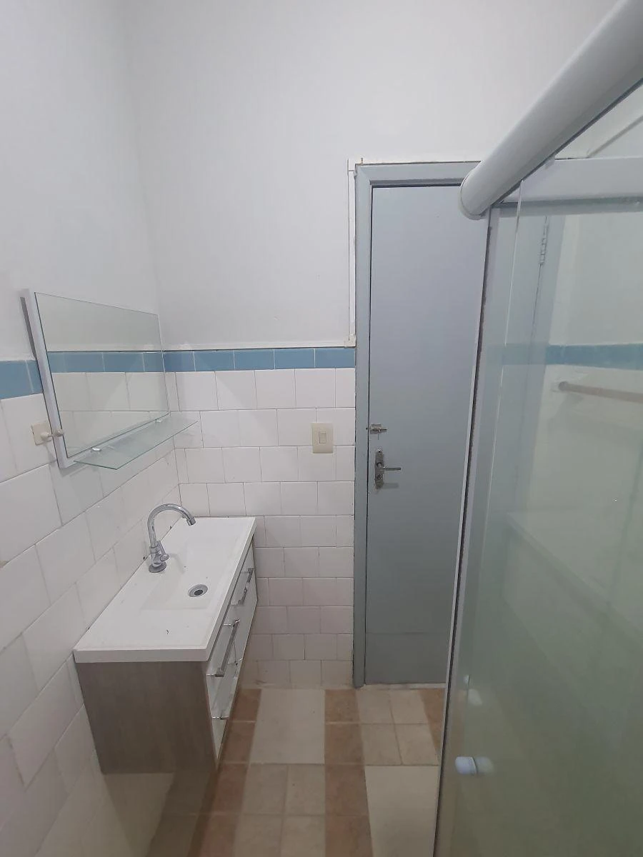 1-bedroom apartment with a glass shower enclosure — photo 6