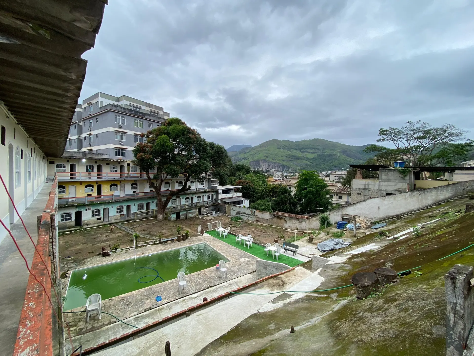 Studio in a building with a pool — photo 12