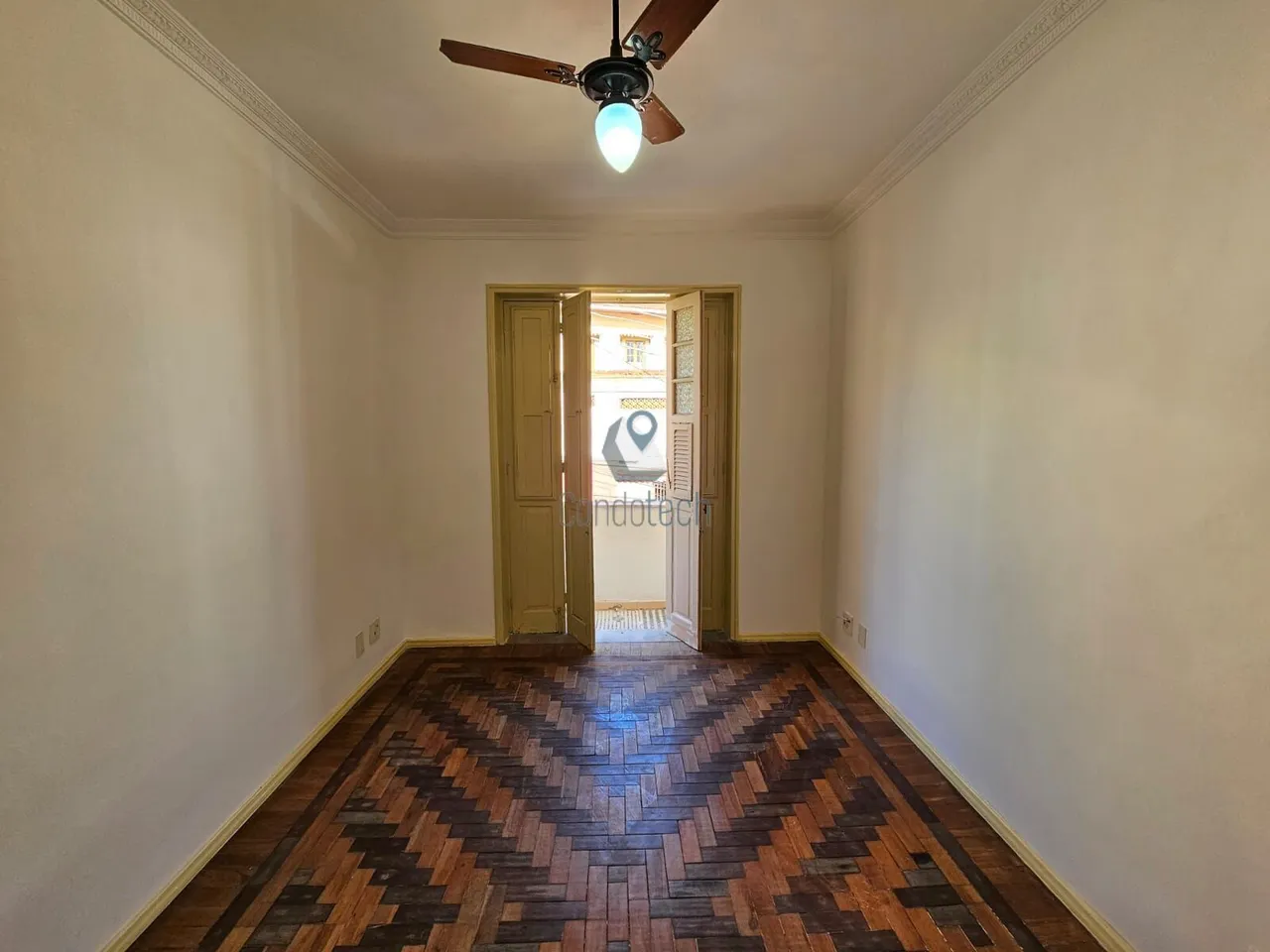 Apartamento de 2 quartos com piso de madeira ou laminado — photo 9