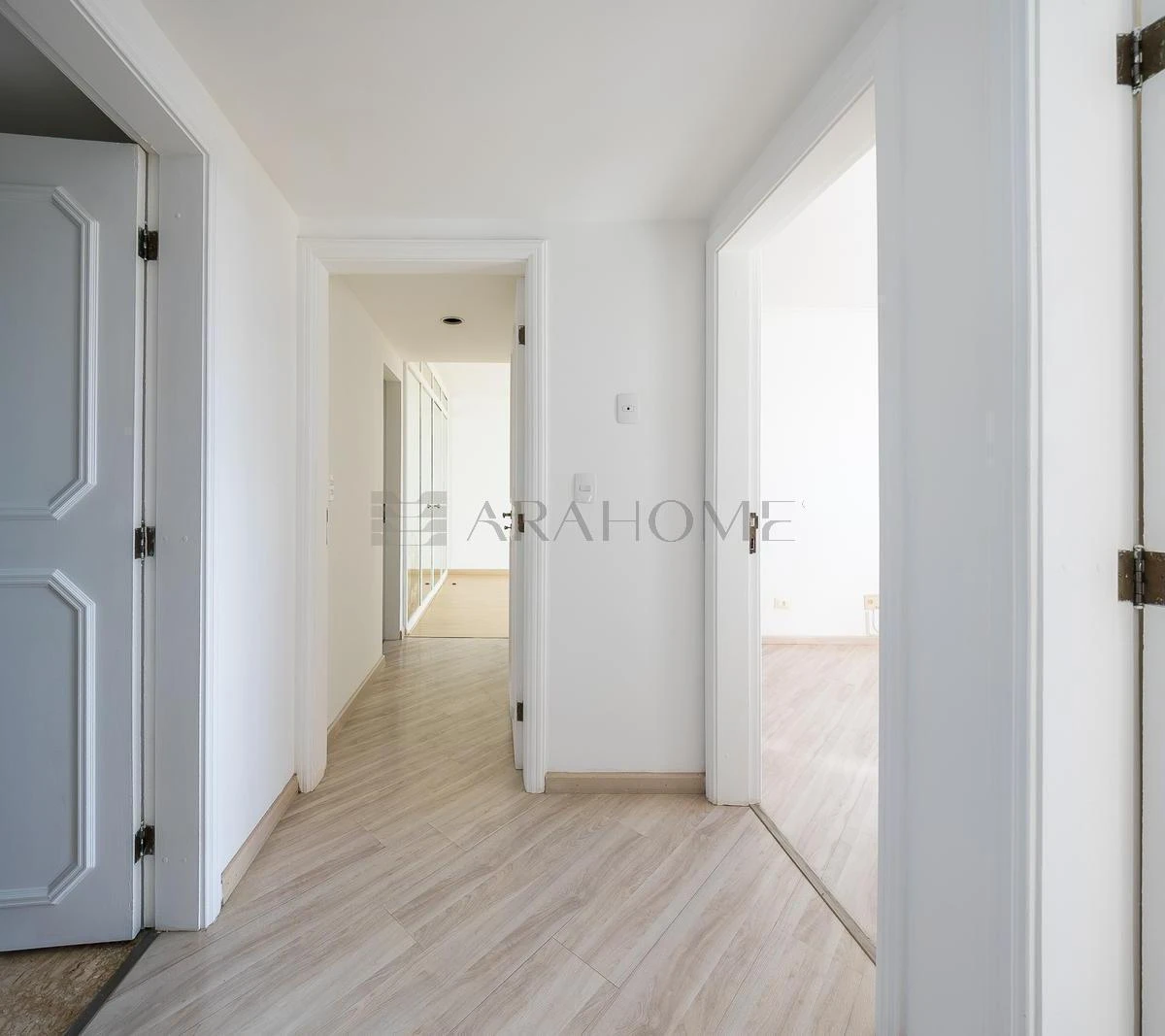 4-bedroom apartment with a bathtub in Curitiba — photo 35