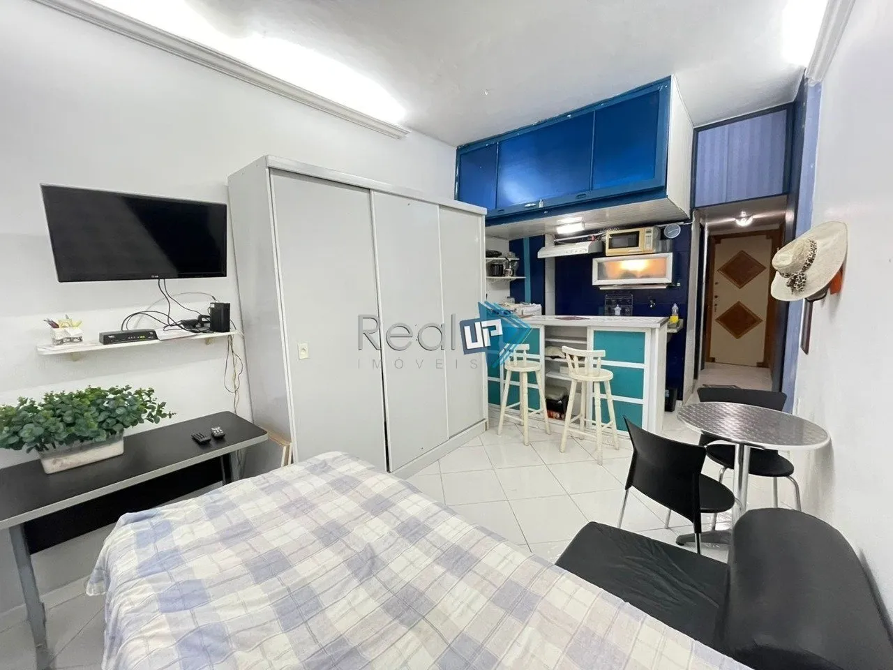 Furnished 1-bedroom apartment with compact kitchenette — photo 7
