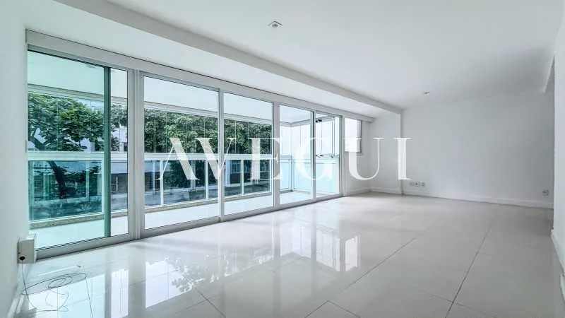 197 m² apartment with 4 bedrooms and a glass balcony — photo 5