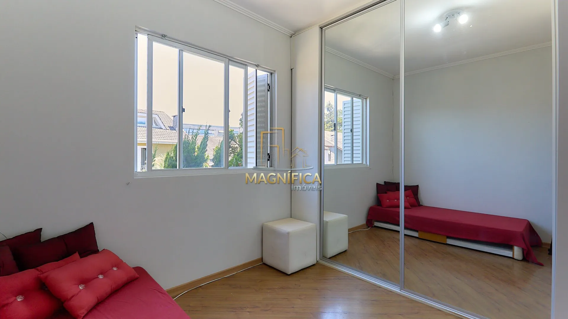 House with 4 bedrooms and 3 en-suite suites, 4 parking spaces — photo 32