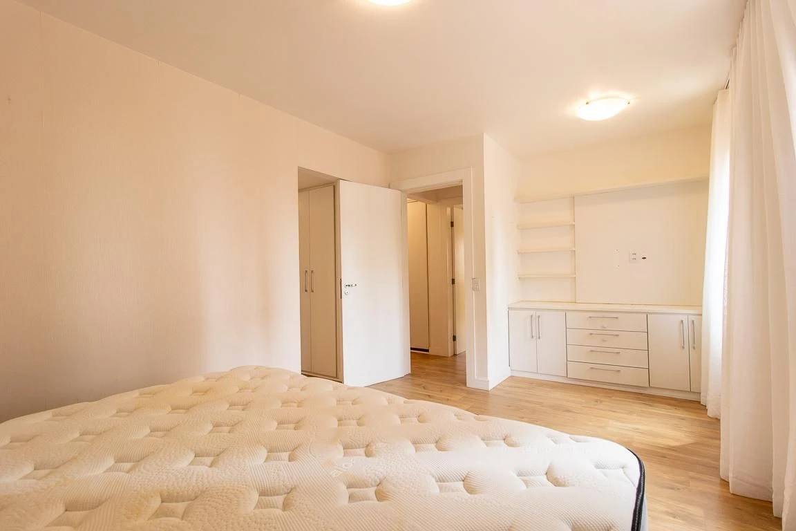 3-bedroom apartment with a bathtub in Curitiba — photo 16