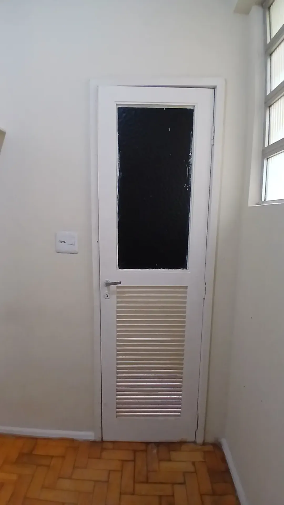 Walk-in closet in a one-bedroom apartment, 45 m² — photo 6