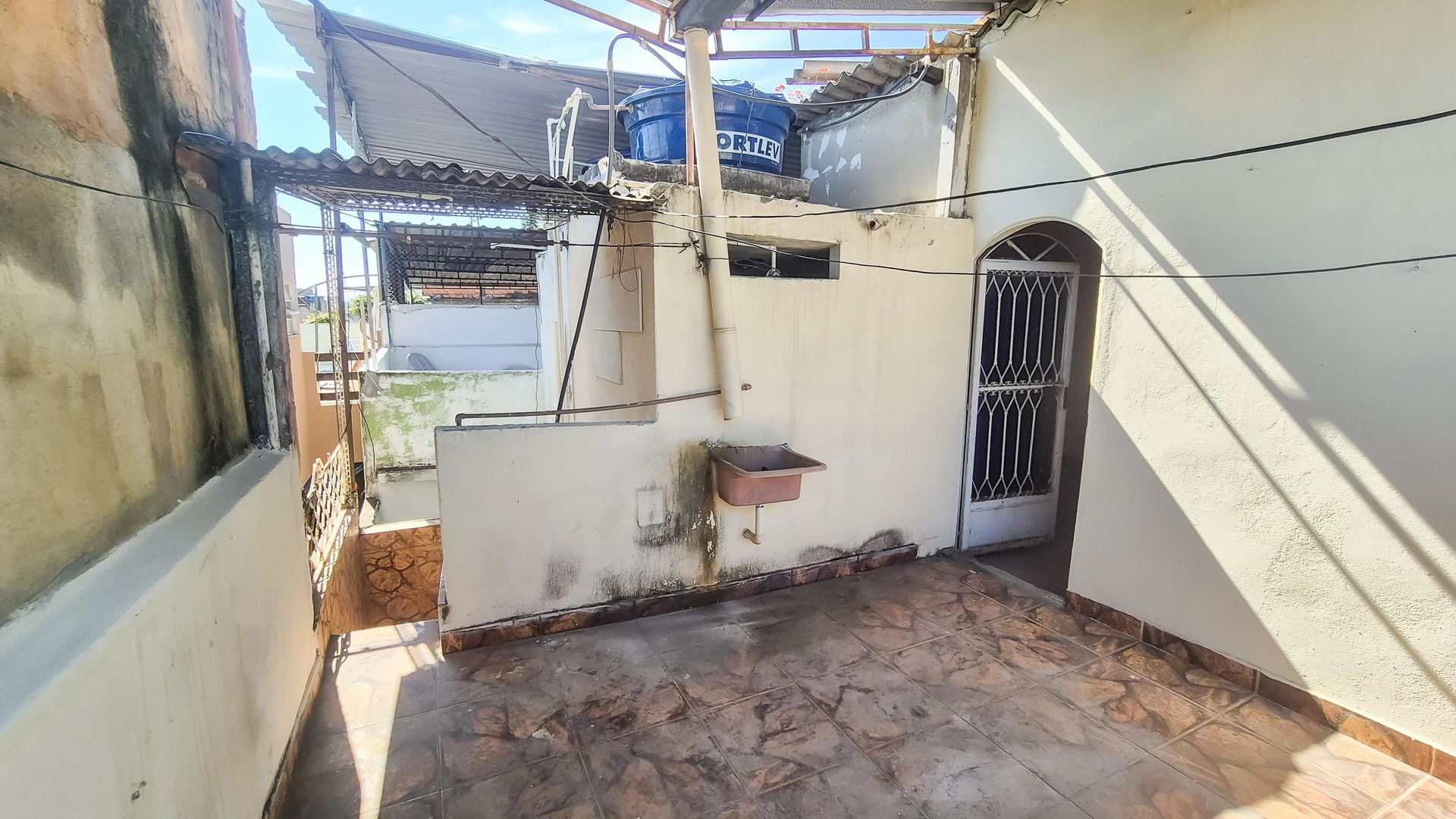 House with 2 bedrooms and a washing machine — photo 10