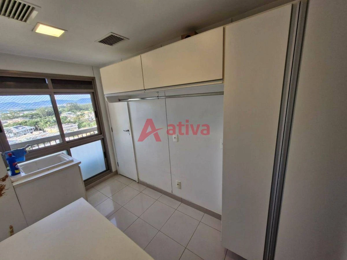 260 m² apartment with 4 en-suite bedrooms and laundry area — photo 33