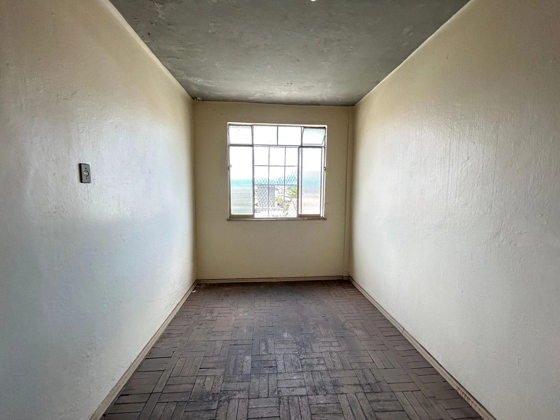 Unfurnished 1-bedroom apartment with ceramic tile floors