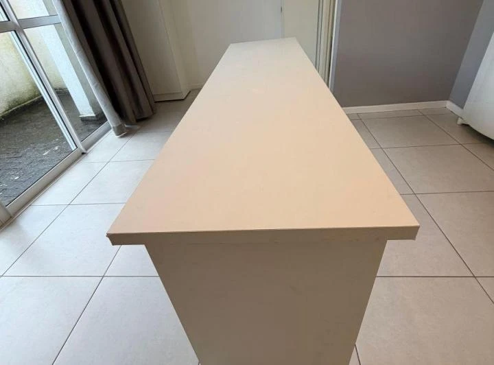 Apartamento de 1 quarto com cozinha aberta e banheiro moderno — photo 8