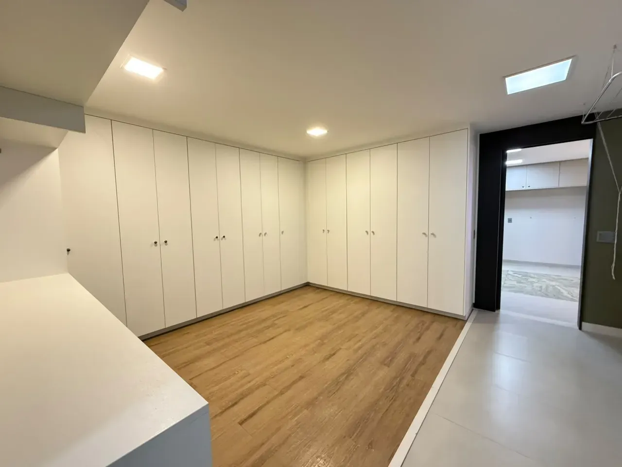 Apartamento de 465 m² com vista para a água e banheira — photo 3
