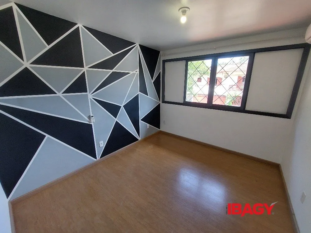 3-bedroom house with gas stove kitchen and fitted cabinets — photo 5