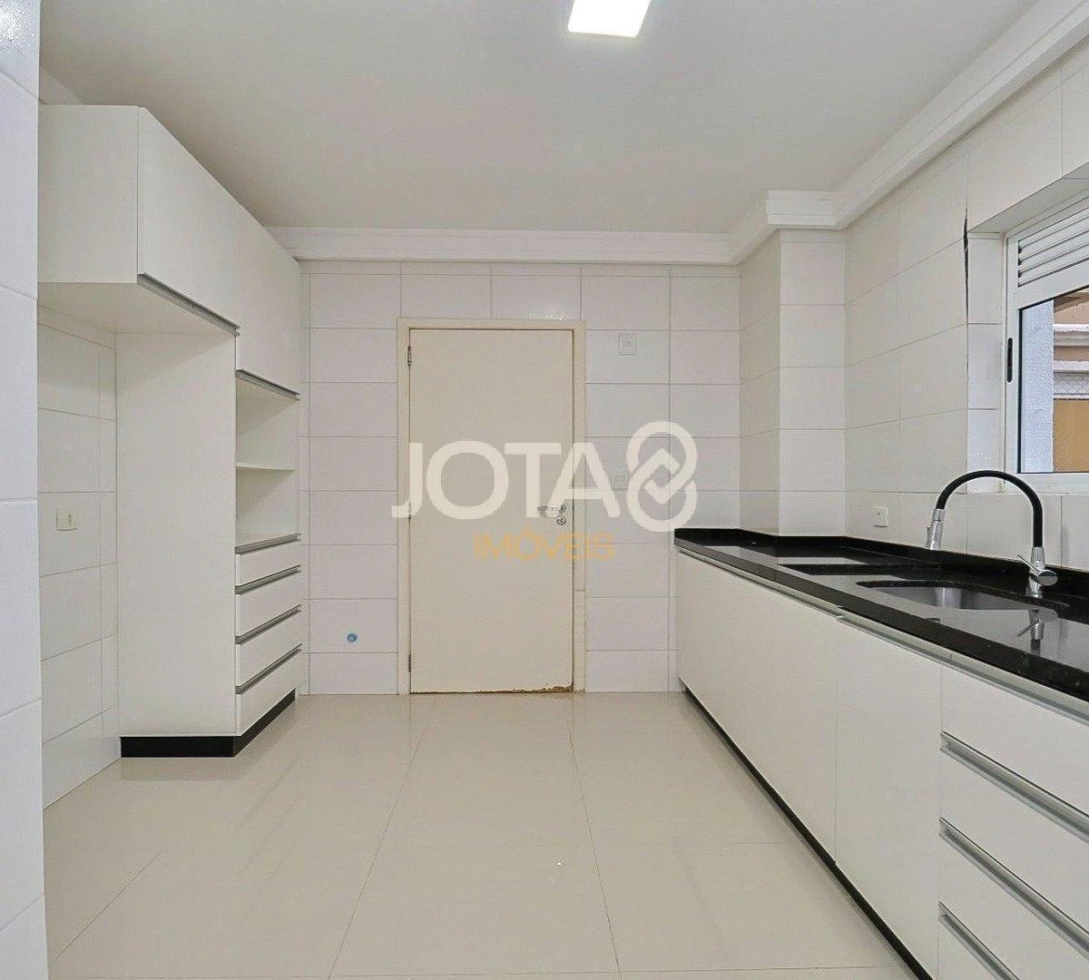 2-bedroom apartment with a glass-enclosed balcony — photo 10