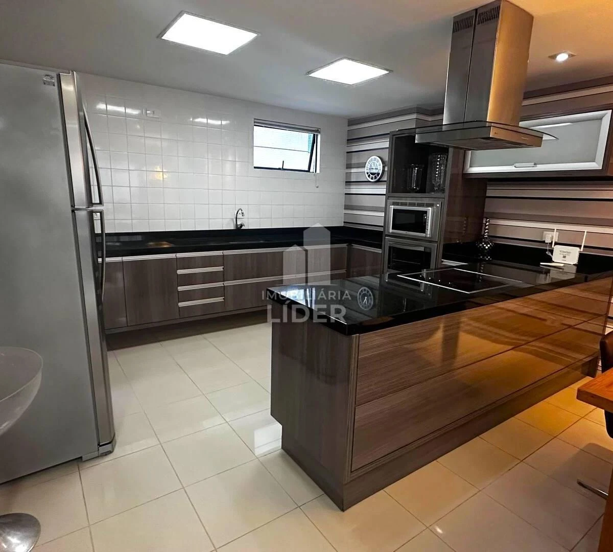 One-bedroom apartment with a bathtub in Curitiba — photo 21