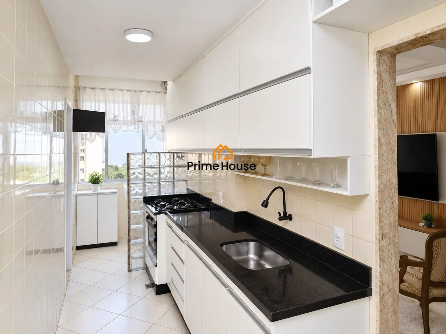 Furnished apartment, 88 m², with a glass-enclosed balcony — photo 2