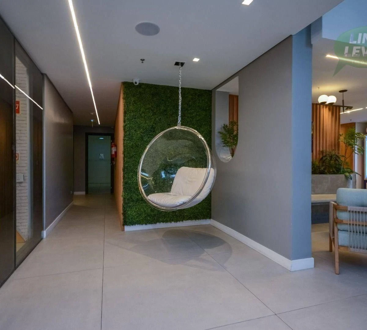 One-bedroom apartment in a building with a coworking space — photo 36