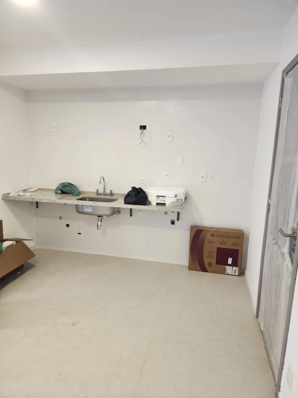 Unfurnished studio with open-plan kitchen and air conditioning — photo 6