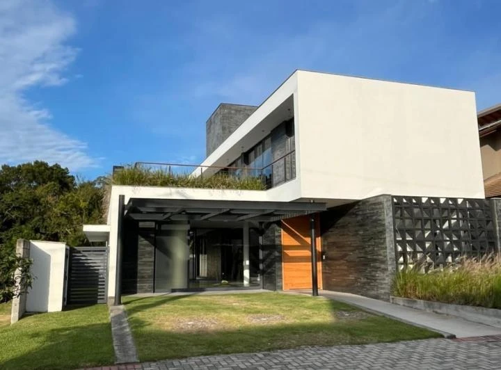 Condo house with 4 en-suite bedrooms, 464 m² and parking