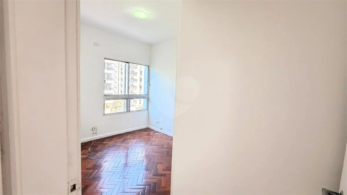 Wood or laminate floors in a 3-bedroom apartment, 91 m² — photo 32