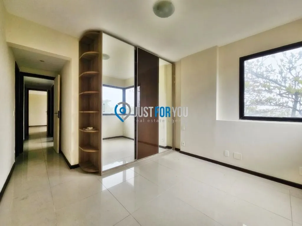 Apartamento com 3 dormitórios e varanda fechada de vidro — photo 33