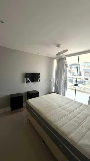 4-bedroom house with floor-to-ceiling windows — photo 3