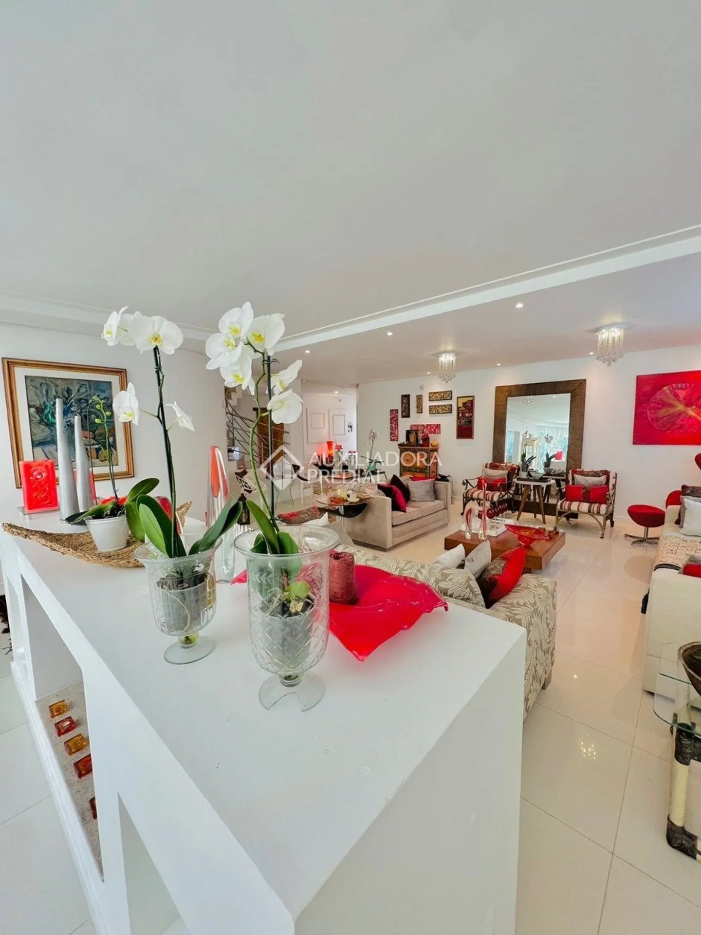 House with 6 bedrooms and an open kitchen with gas stove — photo 32