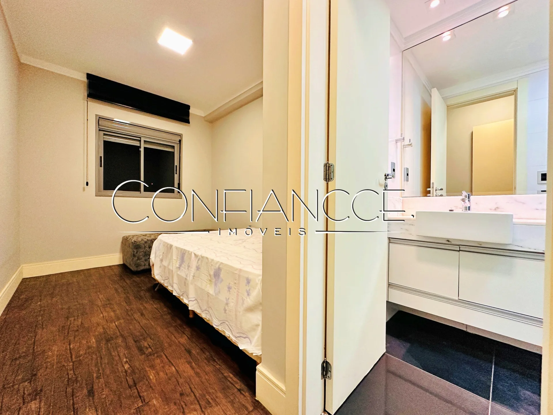 Glass-enclosed balcony in a 3-bedroom apartment, 134 m² — photo 15