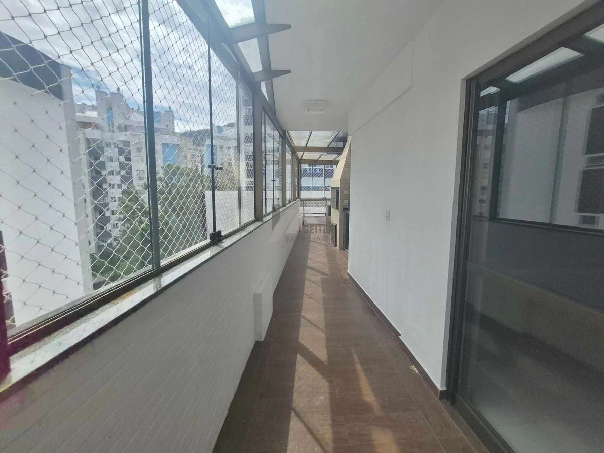 Balcony with a grill in a 3-bedroom apartment, 142 m² — photo 23
